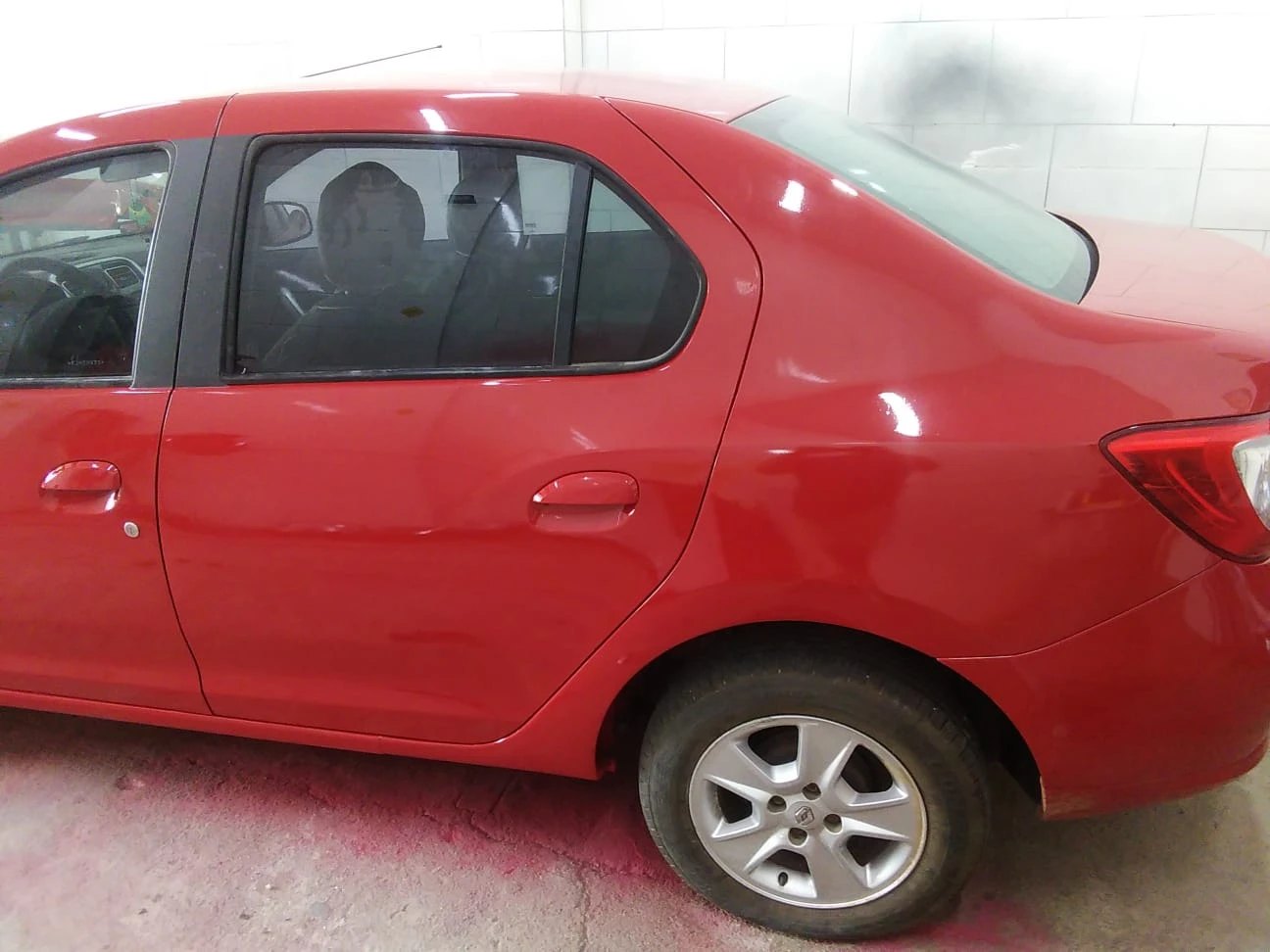 Renault Logan — lateral recuperada